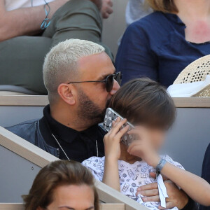 "Demain ? Désolé, je dois faire un exposé avec Christopher sur le Parc des Princes (stade du Paris Saint-Germain, ndlr)" lui a-t-il écrit depuis son smartphone.
Cyril Hanouna et son fils Lino dans les tribunes lors des internationaux de tennis de Roland Garros à Paris, France, le 31 mai 2019. © Jacovides-Moreau/Bestimage