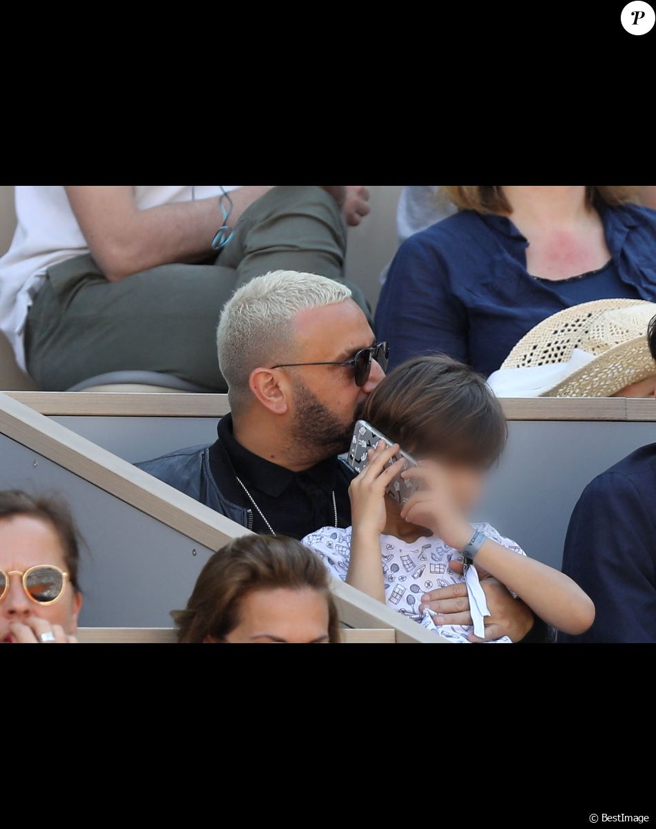 "Demain ? Désolé, je dois faire un exposé avec Christopher sur le Parc des Princes (stade du Paris Saint-Germain, ndlr) " lui a-t-il écrit depuis son smartphone.
Cyril Hanouna et son fils Lino dans les tribunes lors des internationaux de tennis de Roland Garros à Paris, France, le 31 mai 2019. © Jacovides-Moreau/Bestimage