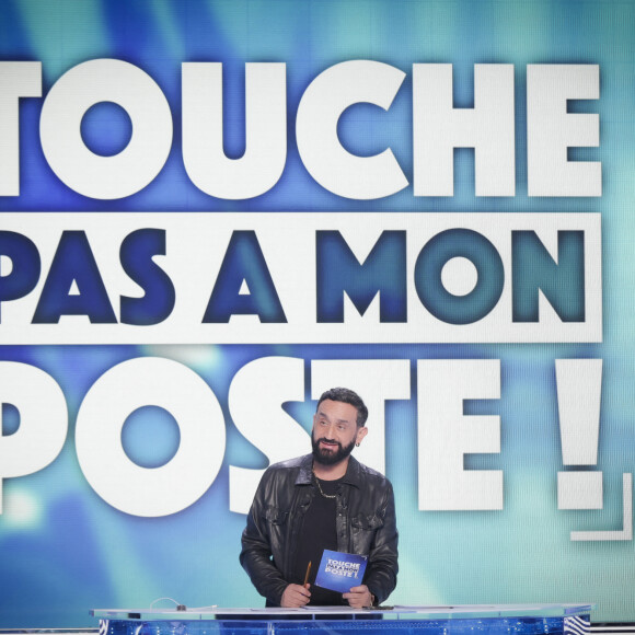 "C'est ton fils qui te mets des vents, et pas l'inverse !", s'est alors amusé Raymond Aabou. Une analyse partagée par l'animateur de C8 : "Ouais, il me mets des vents ! 'Demain ? Désolé', je lui proposais un truc de ouf ! Bon bah écoute y'a pas de problème...", a-t-il réagi, avant de poursuivre l'émission.
Exclusif - Cyril Hanouna - Sur le plateau de l'émission TPMP (Touche Pas à Mon Poste) présentée en direct par C.Hanouna et diffusée sur C8 à Paris le 7 mars 2023. © Jack Tribeca / Bestimage 