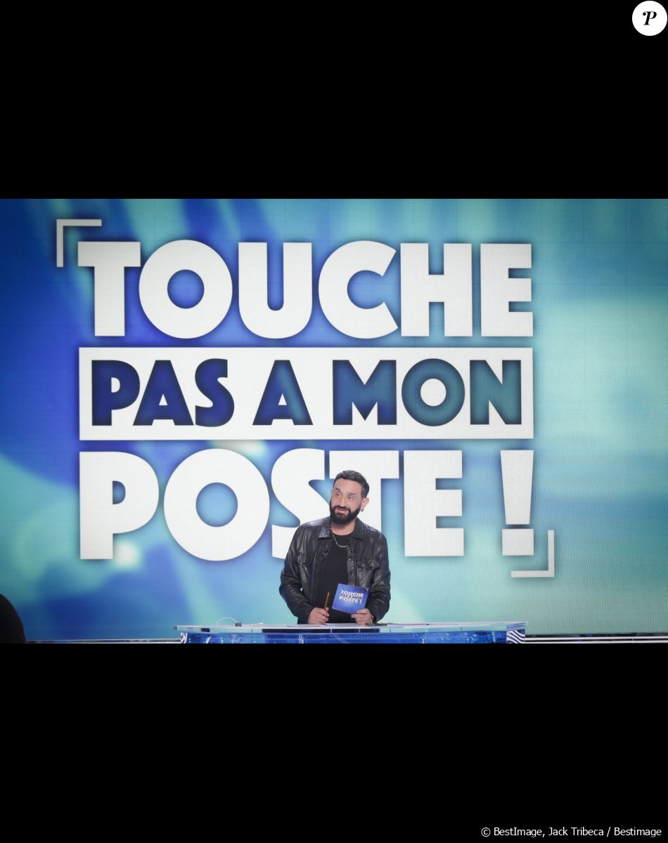 " C'est ton fils qui te mets des vents, et pas l'inverse ! ", s'est alors amusé Raymond Aabou. Une analyse partagée par l'animateur de C8 : " Ouais, il me mets des vents ! 'Demain ? Désolé', je lui proposais un truc de ouf ! Bon bah écoute y'a pas de problème... ", a-t-il réagi, avant de poursuivre l'émission.
Exclusif - Cyril Hanouna - Sur le plateau de l'émission TPMP (Touche Pas à Mon Poste) présentée en direct par C.Hanouna et diffusée sur C8 à Paris le 7 mars 2023. © Jack Tribeca / Bestimage