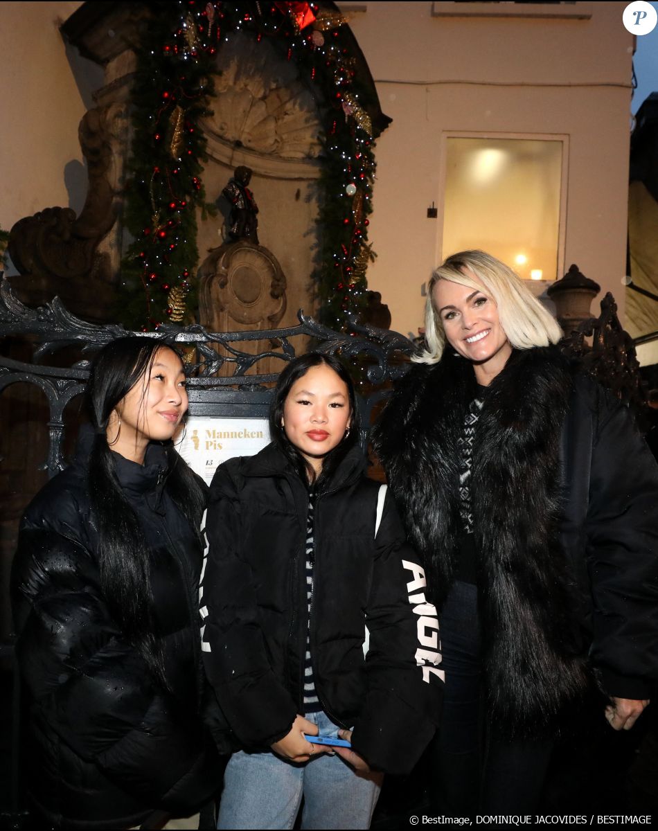 A commencer par ses filles Jade, 18 ans et Joy, 14 ans, qu'elle a eues avec Johnny Hallyday
Exclusif - Laeticia Hallyday et son compagnon Jalil Lespert, accompagnés de Jade et Joy sont allés rendre visite au Manneken-Pis qui a été rhabillé en hommage à Johnny Hallyday à Bruxelles le 20 décembre 2022. © Dominique Jacovides / Bestimage