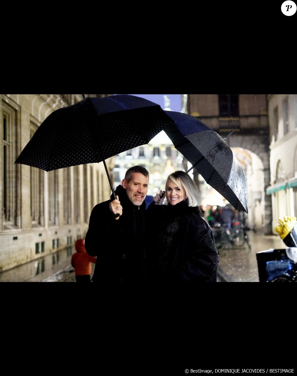 Exclusif - Laeticia Hallyday et son compagnon Jalil Lespert, accompagnés de Jade et Joy sont allés rendre visite au Manneken-Pis qui a été rhabillé en hommage à Johnny Hallyday à Bruxelles le 20 décembre 2022. © Dominique Jacovides / Bestimage