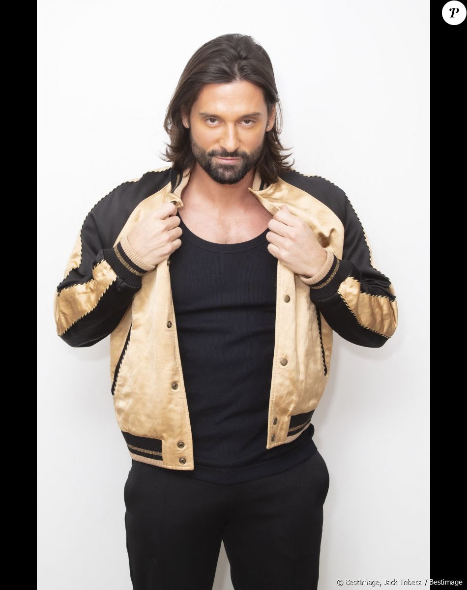 Info - Hugo Manos, compagnon de L. Ruquier, sur le plateau de l'émission "TPMP People" - Exclusif - Hugo Manos (compagnon de L.Ruquier) - Backstage de l'émission TPMP (Touche pas à mon poste) People nouvelle version, présentée par Matthieu Delormeau et ses chroniqueurs, enregistrée à Paris le 28/01/2022 et diffusée samedi 29/01/2022 sur C8 à 19h10 - Paris le 28/01/2022- © Jack Tribeca / Bestimage
