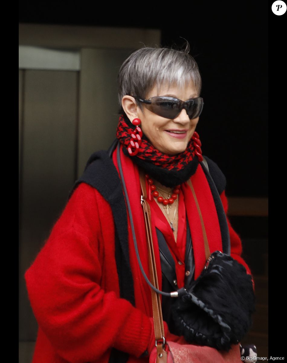 Exclusif - Isabelle Morini-Bosc à la sortie d'un enregistrement radio des studios RTL à Neuilly-sur-Seine, France, le 6 janvier 2023.