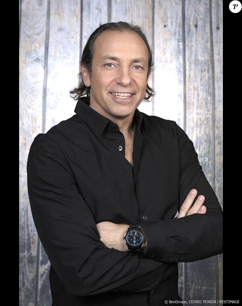 Exclusif - Portrait de Philippe Candeloro à Paris, le 23 novembre 2022. © Cédric Perrin/Bestimage