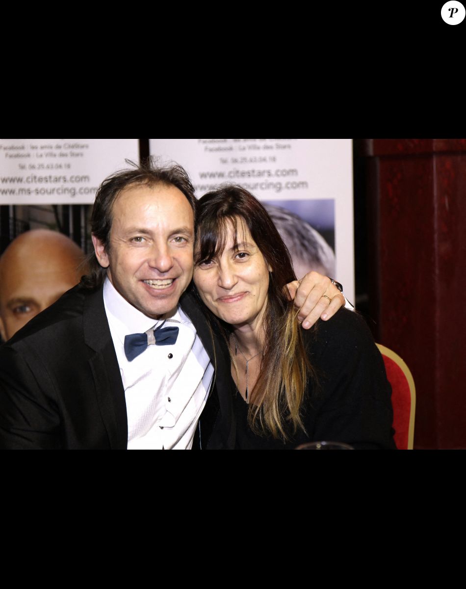 Philippe Candeloro et sa femme Olivia - L'association Citéstars fête son 23e anniversaire lors du dîner gala de la 2e cérémonie des étoiles d'or 2021 à la salle Wagram, Paris le 28 novembre 2021. © Cédric Perrin/Bestimage