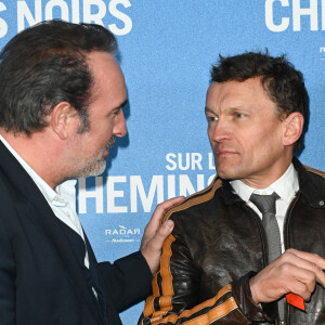 Jean Dujardin et Sylvain Tesson - Avant-première du film "Sur les chemins noirs" au cinema UGC Normandie à Paris le 13 mars 2023. © Coadic Guirec/Bestimage 