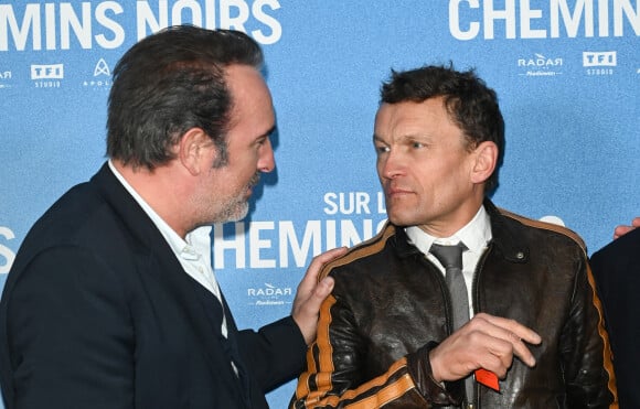 Jean Dujardin et Sylvain Tesson - Avant-première du film "Sur les chemins noirs" au cinema UGC Normandie à Paris le 13 mars 2023. © Coadic Guirec/Bestimage 