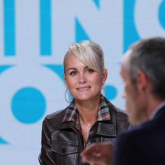 Exclusif - Laeticia Hallyday, Yann Barthès - Laeticia Hallyday était l'invitée de l'émission "Quotidien" présentée par Y. Barthès en direct sur la chaine TMC à Paris le 13 septembre 2021 à l'occasion de l’inauguration d’une esplanade, d’une statue, d'un bar et d’un concert hommage à Johnny, prévu ce mardi 14 septembre, à l'Accor Arena. A. Hidalgo, Maire de Paris, et L.Hallyday inaugureront dans un premier temps l'esplanade qui porte le nom du chanteur devant l'Accor Arena dans le 12ème arrondissement de Paris. A 10h20, un premier set des cinq musiciens de Johnny - dont Y. Poupaud et Y. Cassar - lancera l'événement suivi dès 10h30 par l'arrivée et installation de 150 bikers. A 11h, L. Hallyday et A. Hidalgo feront une allocution peu avant de dévoiler la plaque Esplanade Johnny Hallyday à 11h25. A 11h30 est inaugurée sur la sculpture de B. Lavier. L'oeuvre de l'artiste intitulée Quelque chose de..., haute de 6 mètres de haut représente Johnny de manière figurative avec au sol un granito bleu comme sur le walk of fame d'Hollywood, un mât représentant un manche de guitare et une vraie Harley Davidson en haut de celui-ci. Pendant ce temps-là les musiciens prendront place sur la scène pour un deuxième set. L'événement se terminera par l'inauguration du Johnny's bar, un bar géré par l'Accor Arena dédié à Johnny Hallyday et pour lequel L. Hallyday prête une guitare et un costume de scène de l'artiste. 21h05 : concert hommage "Que je t'aime" à Bercy (Accor Arena) retransmis en direct sur en direct sur France 2. © Dominique Jacovides/Bestimage  (No Web - pour suisse et Belgique) 