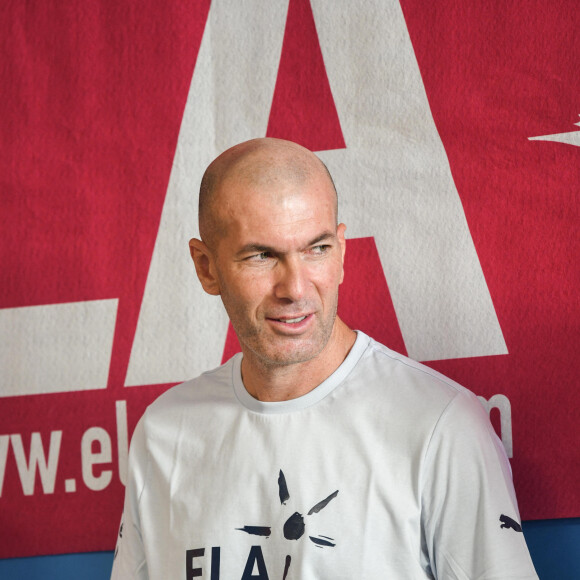 Zinedine Zidane lors de la lecture de la dictée ELA aux élèves de la 6ème F du collège Henri Barnier à Marseille le 18 octobre 2022. Le texte de la dictée 2022 est de Mohamed Mbougar SARR, "L'étoile qui n'avait pas sommeil", lauréat du Prix Goncourt 2021.