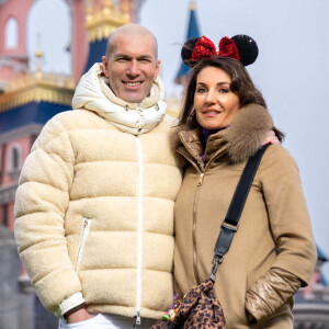 Sur son compte Instagram, le jeune homme a publié une jolie photo pour ce jour si spécial
Zinédine Zidane et sa femme Véronique - People au 30ème anniversaire du parc d'attractions Disneyland Paris à Marne-la-Vallée le 5 mars 2022. © Disney via Bestimage