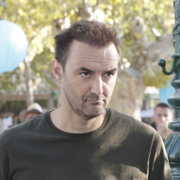 Cyril Lignac a été piégé ce week-end.
Cyril Lignac lors d'un tournoi de pétanque place des Lices organisé par le magazine Turquoise pour l'association Sourire à la vie à Saint-Tropez. © Jack Tribeca / Bestimage