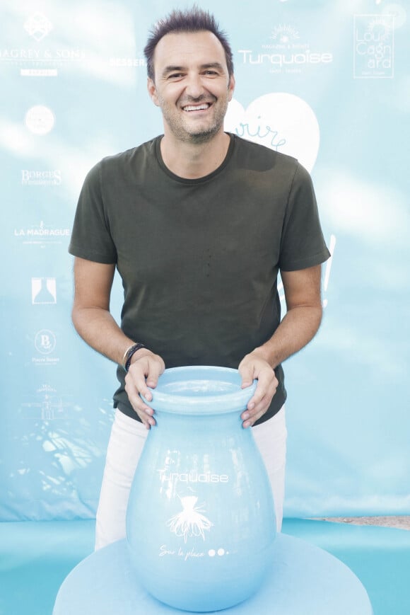 Cyril Lignac lors d'un tournoi de pétanque place des Lices organisé par le magazine Turquoise pour l'association Sourire à la vie à Saint-Tropez le 10 août 2022. © Jack Tribeca / Bestimage