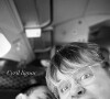 Cyril Lignac s'est fait prendre en photo à son insu dans le train par son amie Aude.