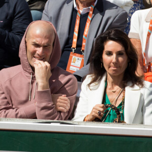 Il a également eu une belle pensée pour sa femme. "Yazou, Joyeux Anniversaire mon Coeur", écrit-il
Zinedine Zidane et sa femme Véronique - Les célébrités dans les tribunes lors des Internationaux de France de Tennis de Roland Garros 2022, le 27 mai 2022. © MPP / Bestimage