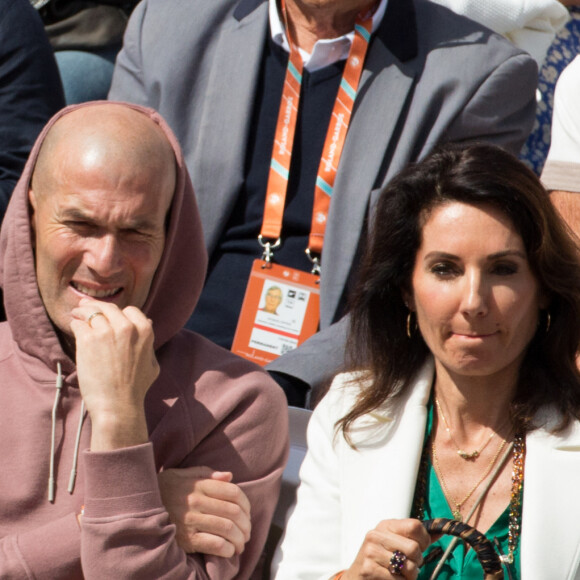 Il a également eu une belle pensée pour sa femme. "Yazou, Joyeux Anniversaire mon Coeur", écrit-il
Zinedine Zidane et sa femme Véronique - Les célébrités dans les tribunes lors des Internationaux de France de Tennis de Roland Garros 2022, le 27 mai 2022. © MPP / Bestimage