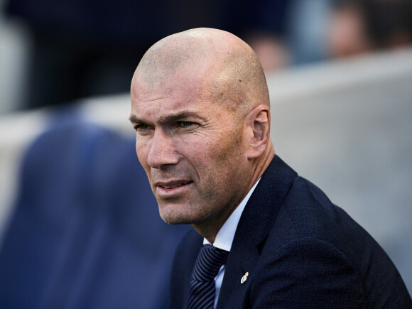 Zinedine Zidane passe une journée contrastée malgré l'anniversaire de sa femme
Zinedine Zidane lors du match de football de La Liga opposant le Real Sociedad au Real Madrid au Deportivo Alavés au stade Anoeta à Saint-Sébastien, Espagne.
