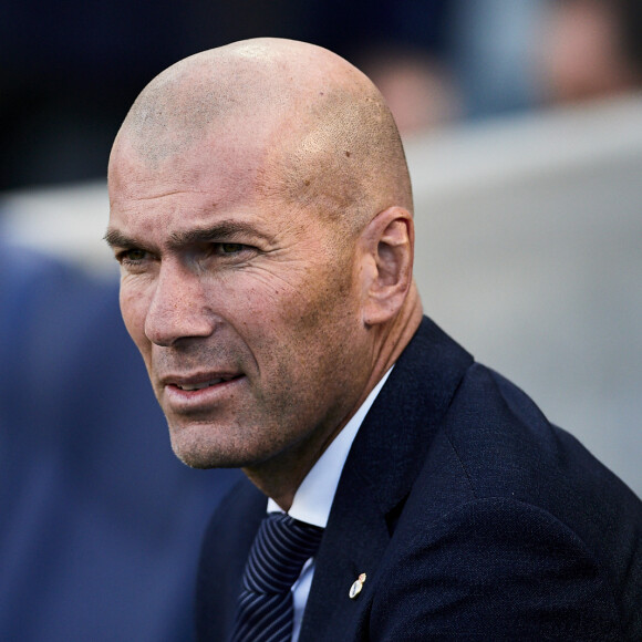 Zinedine Zidane passe une journée contrastée malgré l'anniversaire de sa femme
Zinedine Zidane lors du match de football de La Liga opposant le Real Sociedad au Real Madrid au Deportivo Alavés au stade Anoeta à Saint-Sébastien, Espagne.