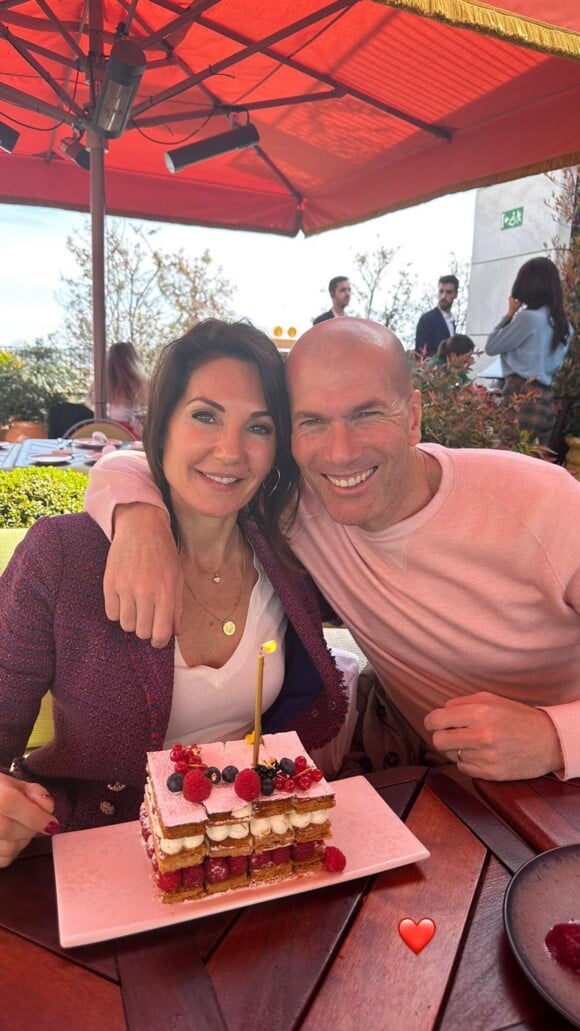 Il a d'ailleurs publié une belle photo de leur couple pour ce jour d'anniversaire
Zinedine Zidane et sa femme Véronique le jour de son anniversaire.