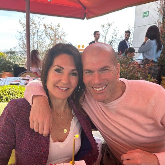 Il a d'ailleurs publié une belle photo de leur couple pour ce jour d'anniversaire
Zinedine Zidane et sa femme Véronique le jour de son anniversaire.