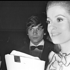 Elle a désormais fait son deuil, mais participe à tous les hommages à Françoise Dorléac.
Catherine Deneuve, David Bailey et Françoise Dorléac à la première du film Les Demoiselles de Rochefort en 1967