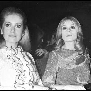 Catherine Deneuve a perdu sa soeur Françoise dans un accident.
Catherine Deneuve et Françoise Dorléac à la première du film Les Demoiselles de Rochefort.