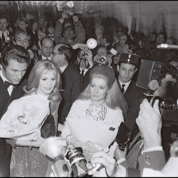 Catherine Deneuve et Françoise Dorléac à la première du film Les Demoiselles de Rochefort en 1967