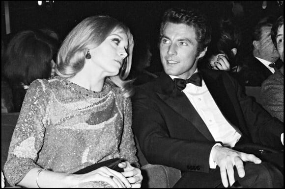 Françoise Dorléac et un ami à la première du film Les Demoiselles de Rochefort en 1967