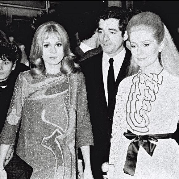 Catherine Deneuve, Jacques Demy et Françoise Dorléac à la première du film Les Demoiselles de Rochefort en 1967