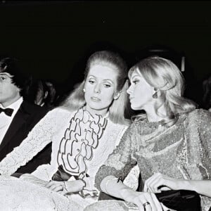 Catherine Deneuve, David Bailey et Françoise Dorléac à la première du film Les Demoiselles de Rochefort en 1967