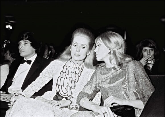 Catherine Deneuve, David Bailey et Françoise Dorléac à la première du film Les Demoiselles de Rochefort en 1967
