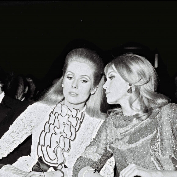 Catherine Deneuve, David Bailey et Françoise Dorléac à la première du film Les Demoiselles de Rochefort en 1967