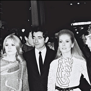 Catherine Deneuve, Jacques Demy et Françoise Dorléac à la première du film Les Demoiselles de Rochefort en 1967