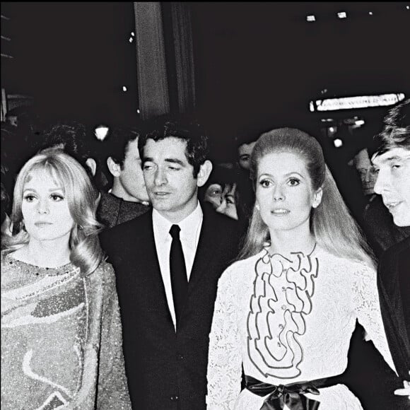 Catherine Deneuve, Jacques Demy et Françoise Dorléac à la première du film Les Demoiselles de Rochefort en 1967