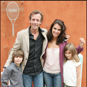 Un lourd passé familial, sur lequel il s'est penché davantage dans la suite de l'entretien.
Stéphane Freiss, sa femme Ursula et leurs enfants Camille et Ruben en 2005.
