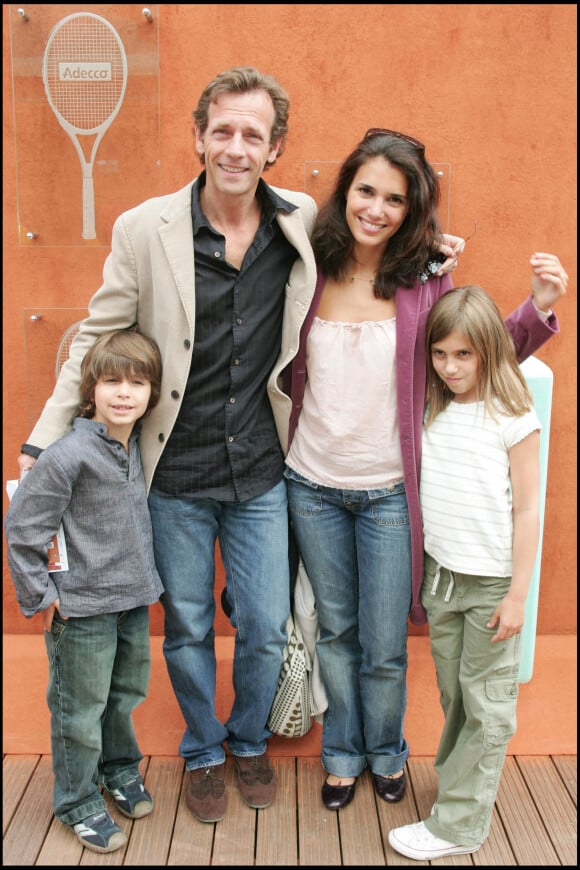 Un lourd passé familial, sur lequel il s'est penché davantage dans la suite de l'entretien.
Stéphane Freiss, sa femme Ursula et leurs enfants Camille et Ruben en 2005.
