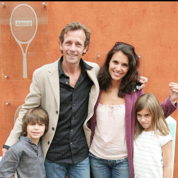 Un lourd passé familial, sur lequel il s'est penché davantage dans la suite de l'entretien.
Stéphane Freiss, sa femme Ursula et leurs enfants Camille et Ruben en 2005.