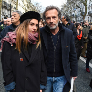 Stéphane Freiss et sa fille Camille lors de la Marche blanche en hommage à Mireille Knoll, une octogénaire assassinée, et contre l'antisémitisme à Paris le 28 mars 2018. © Lionel Urman/Bestimage.