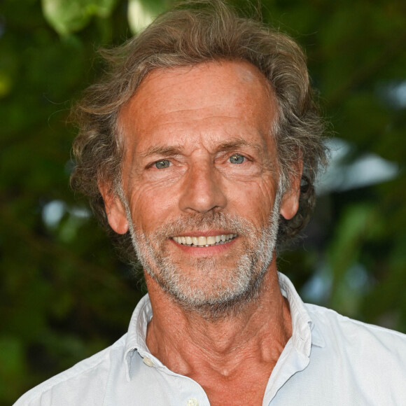 "En effet, jusqu'à l'âge de 12 ans, j'ai grandi comme un garçon qui ne savait pas qu'il était juif...", a-t-il notamment révélé.
Stéphane Freiss au photocall du film "Tu choisiras la vie" lors du 15ème festival du film francophone de Angoulême, France, le 27 août 2022. © Coadic Guirec/Bestimage.