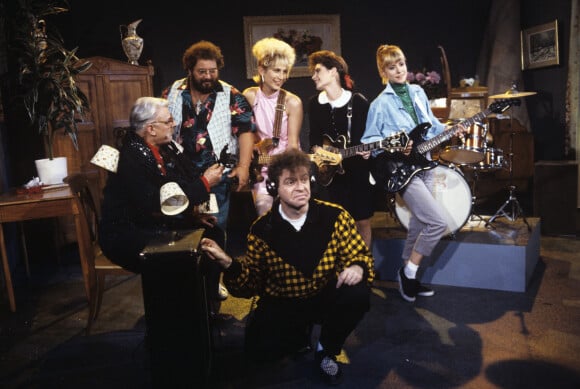 En France, à Paris, Jacky, Michel Cardoze, Carlos et Valli, Emmanuelle Mottaz et Dorothée sur le plateau de l'émission "Show Dorothée" en décembre 1987.
