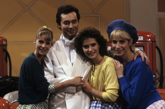 Proche de Dorothée, Emmanuelle Mottaz a ensuite décidé de s'éloigner d'AB Productions dans sa carrière
En France, à Paris, Dorothée, Michel Denisot, Emmanuelle Mottaz et Valli sur le plateau de l'émission "Show Dorothée" en décembre 1987.