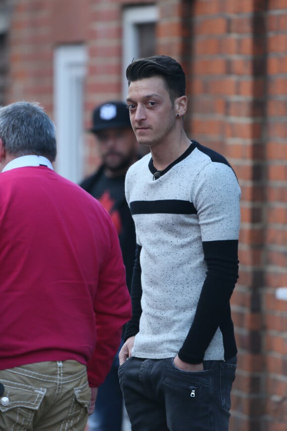 Désormais à la retraite, Mesut Ozil va avoir plus de temps à consacrer à sa famille et notamment à sa femme, Amine
 
Exclusif - Le joueur de football allemand Mesut Özil se rend dans un Doner Kebab et coupe lui même sa viande, le tout filmé par une équipe de télévision. Londres le 24 février 2017