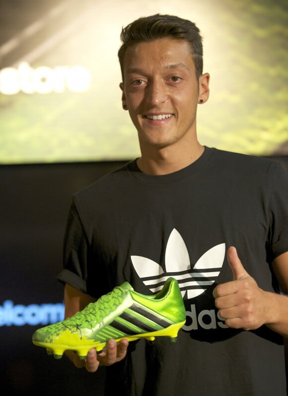 Mesut Ozil, nouvelle egerie de la marque Adidas, a la boutique Adidas du stade Santiago Bernabeu a Madrid le 28/08/2013