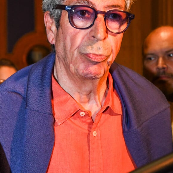 Aujourd'hui libre, il reste aux côtés de sa femme Isabelle, atteinte d'un cancer du pancréas.
Patrick Balkany à la sortie du palais de justice de Paris après sa condamnation à cinq ans de prison ferme ; et quatre ans pour sa femme Isabelle le 27 mai 2020 Patrick Balkany a été condamné à 5 ans de prison ferme sans mandat de dépôt immédiat et sa femme Isabelle à 4 ans de prison ferme sans mandat de dépôt.