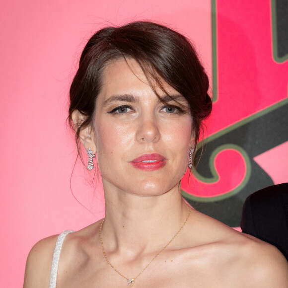 Tout comme Charlotte Casiraghi, habillée d'une longue robe Chanel.
Charlotte Casiraghi - Arrivée de la famille princière au Bal de la Rose 2023 sur le thème "Bollywood" à la salle des étoiles à Monaco le 25 mars 2023. © Olivier Huitel / Pool / Bestimage 