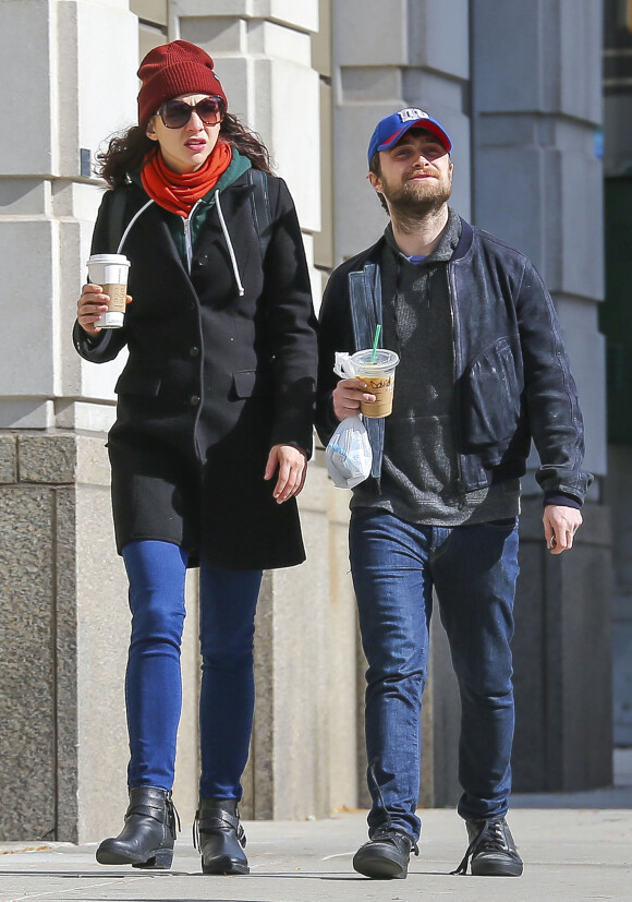 Des amoureux très discrets qui mènent une vie normale aux Etats-Unis
Exclusif - Daniel Radcliffe se promène avec sa petite amie Erin Darke dans le quartier de West Village à New York, le 31 octobre 2016