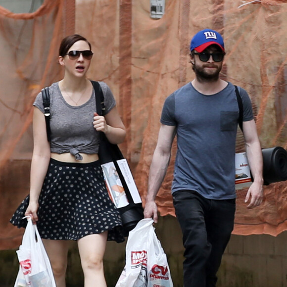 Daniel Radcliffe et sa compagne Erin Darke sont allés acheter des tapis de yoga et d'autres articles dans un magasin de sport Modell Sports à New York, le 2 juillet 2015. Daniel Radcliffe a pris le temps de poser pour une photo avec des fans.