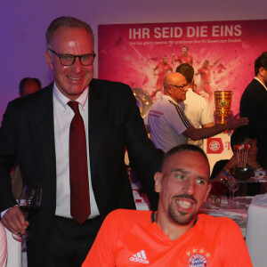 Nés d'un père Français et d'une mère d'origine algérienne, les enfants supportent les deux équipes
 
Franck Ribery avec son co-équipier Medhi Benatia au banquet d'après match de la rencontre "Bayern de Munich - Borussia Dortmund". Le FC Bayern Munich est Champion d'Allemagne 2016 et remporte la Coupe d'Allemagne 2016. Berlin, le 21 mai 2016.