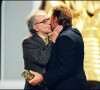 Il s'agit de Jean-Luc Godard qui l'a fait tourner dans Détective au côté de Johnny Hallyday
Johnny Hallyday remet un César à Jean-Luc Godard, en 1998