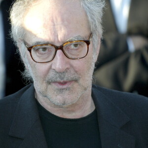 Archives - En France, à Cannes, Jean-Luc GODARD lors de la montée des marches du film NOTRE MUSIQUE, lors du 57ème FESTIVAL INTERNATIONAL DU FILM DE CANNES 2004. Le 18 mai 2004 © Christophe Aubert via Bestimage